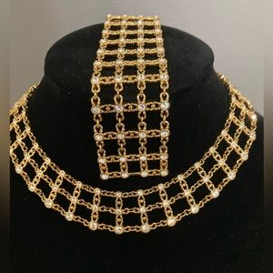 Vintage Necklace and bracelet set in gold with beautiful details.